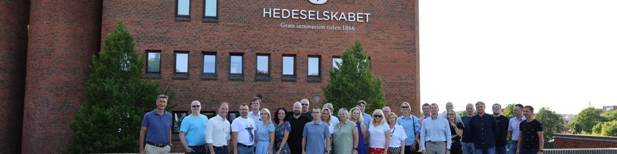 Billede af HD Forests medarbejdere ved Hedeselskabets hovedsæde i Viborg