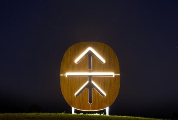 Hedeselskabets logoskulptur om natten